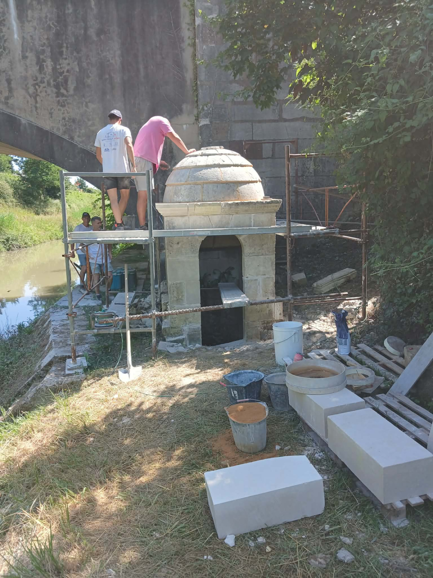 Le chantier de restauration de la fontaine au bord du canal