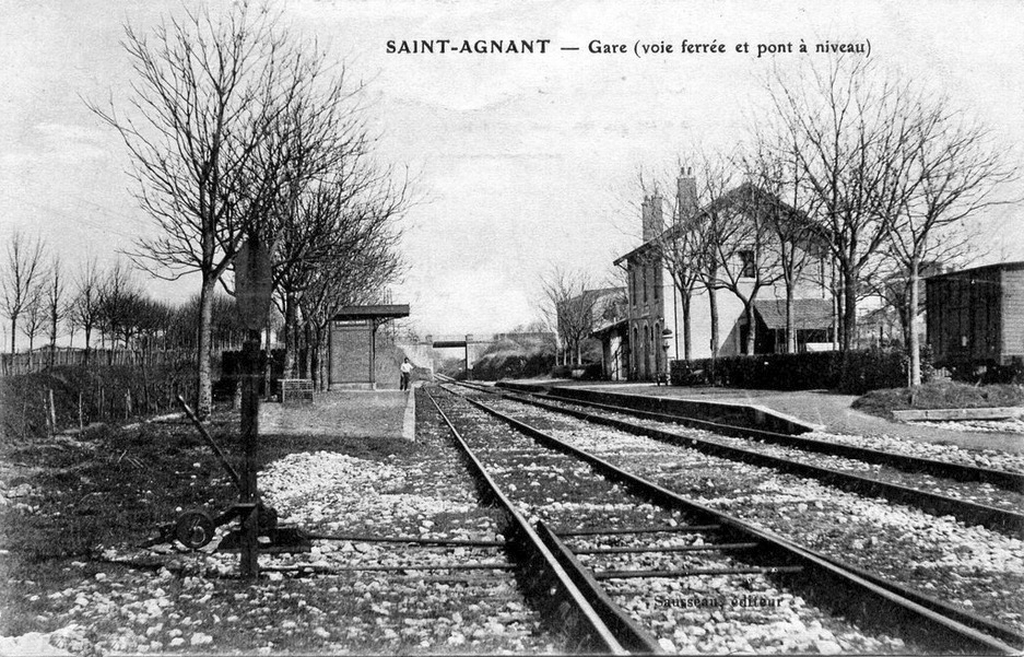 Carte postale ancienne : la voie ferrée et le pont à niveau vus depuis les quais de la gare de Saint-Agnant