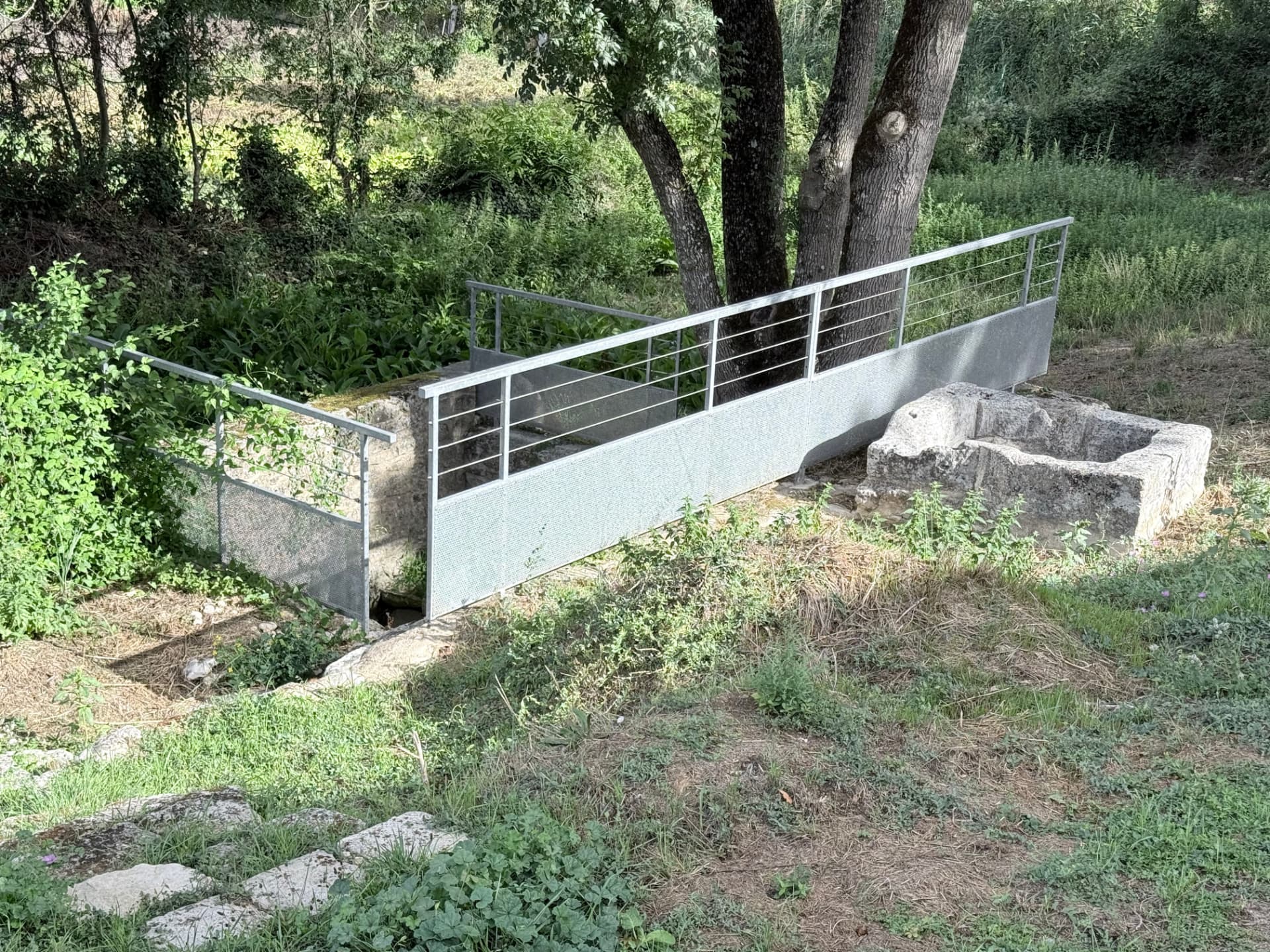 Passerelle métallique récente sécurisant l'accès au lavoir