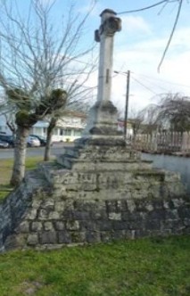 Crucifix de pierre sur son socle à degrés, rue du Moulin Saint-Saturnin