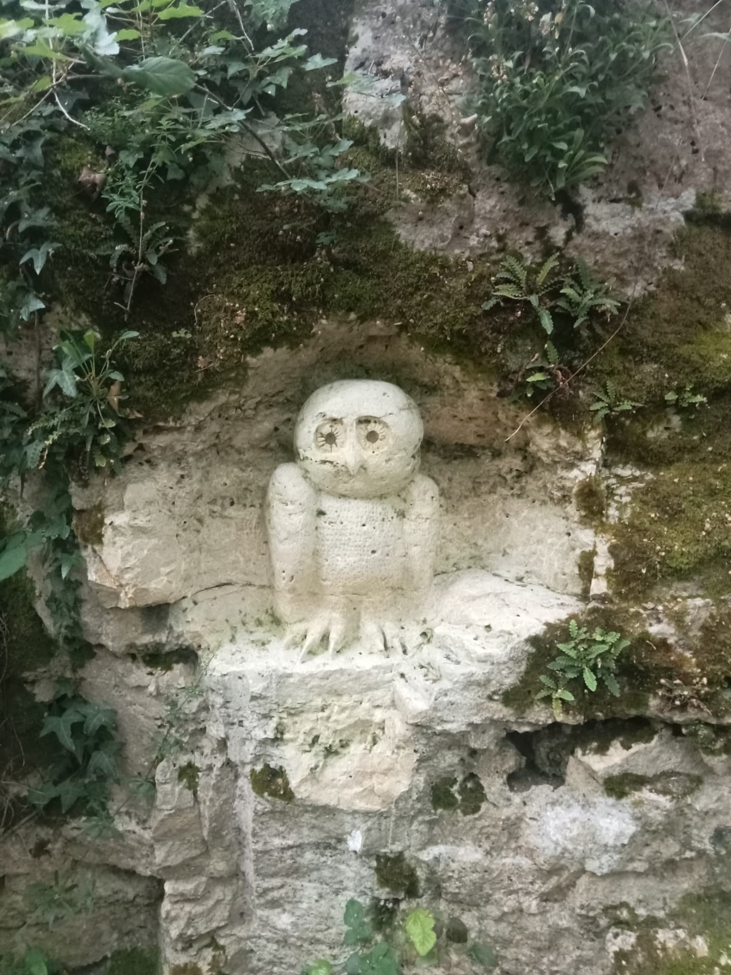 Chouette sculptée dans une niche de la falaise calcaire