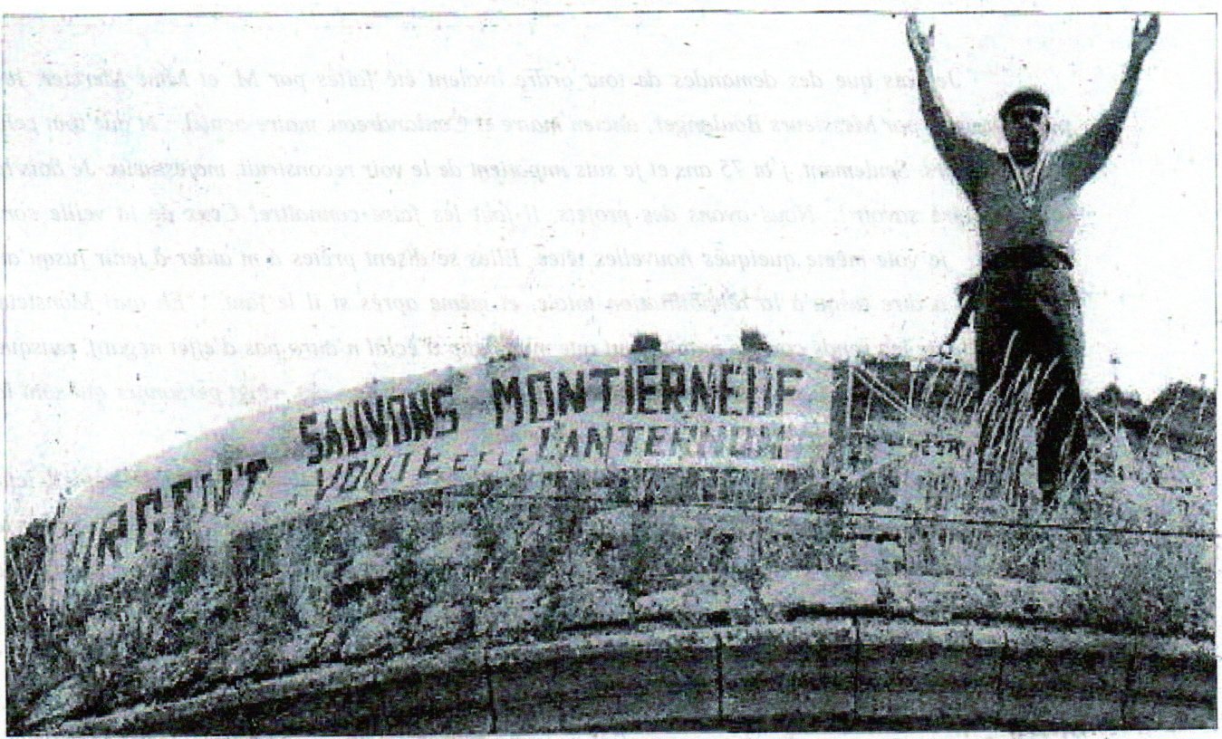 Banderole « Sauvons Montierneuf » déployée sur le pigeonnier lors de la mobilisation pour sa sauvegarde