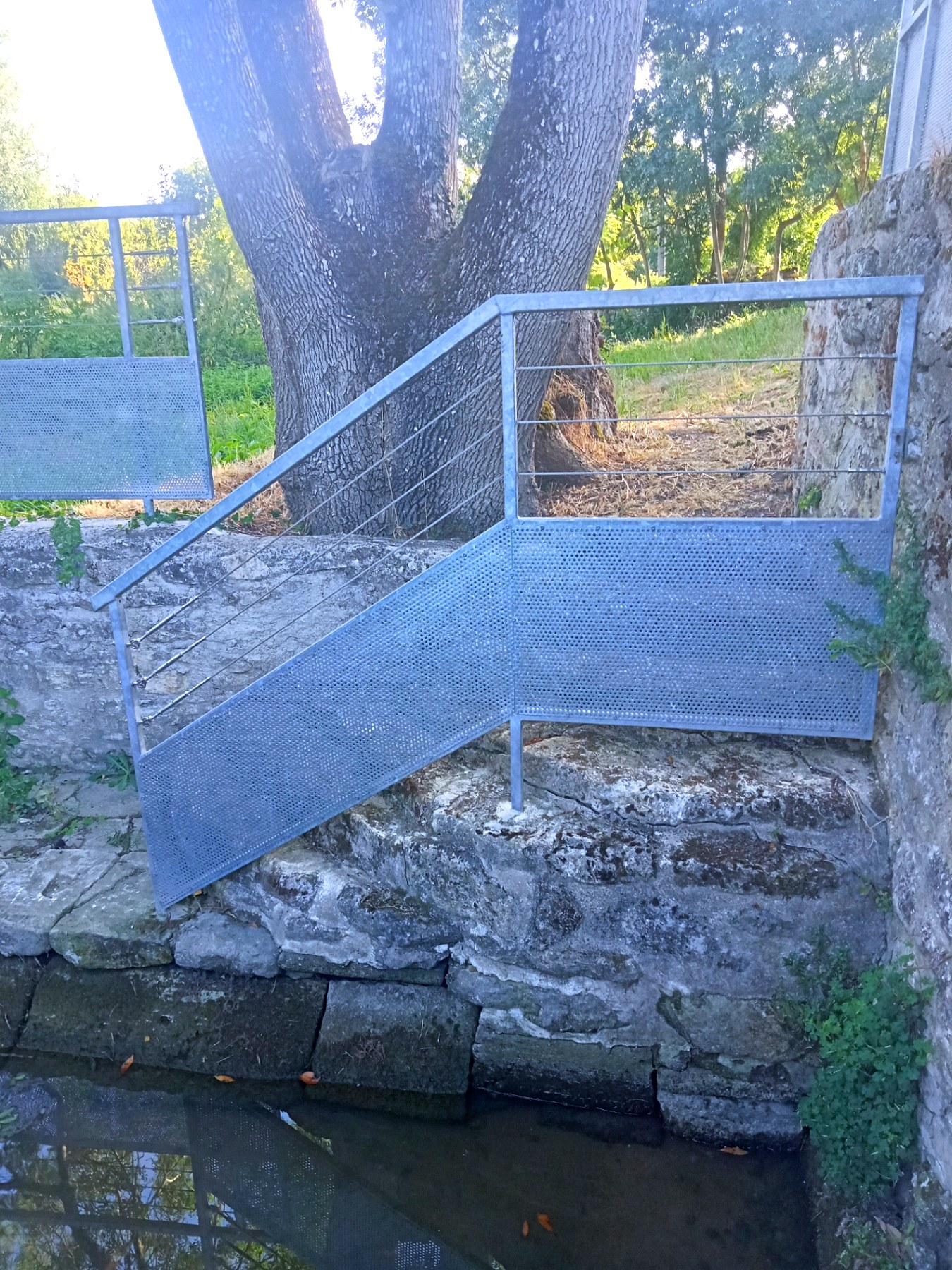 Passerelle métallique récente sécurisant l'accès au lavoir
