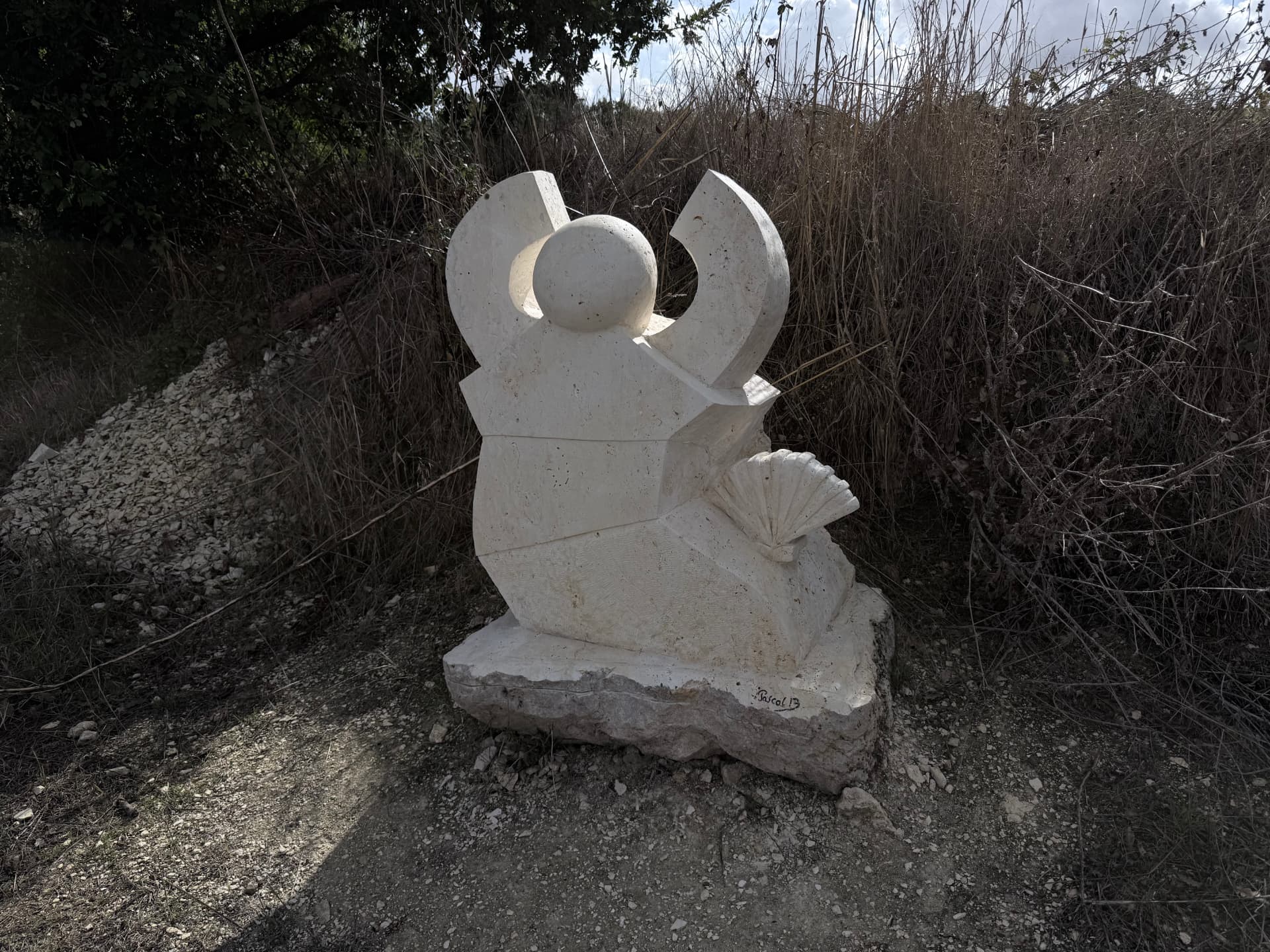 Sculpture de la dame à la coquille sur la Vélodyssée