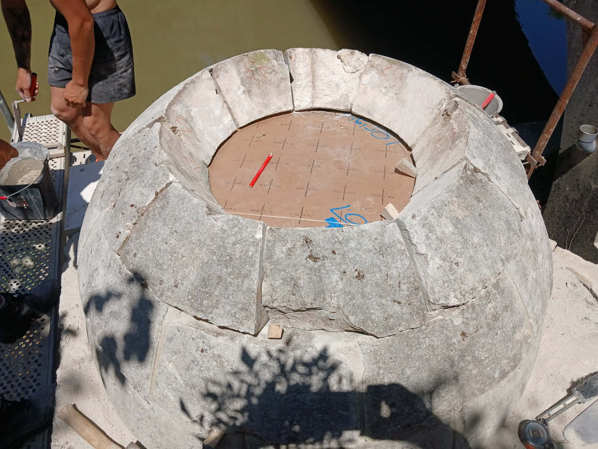 Gabarit circulaire posé au centre du dôme en cours de montage
