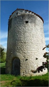 Tour de pierre d'un ancien moulin à vent dans la campagne