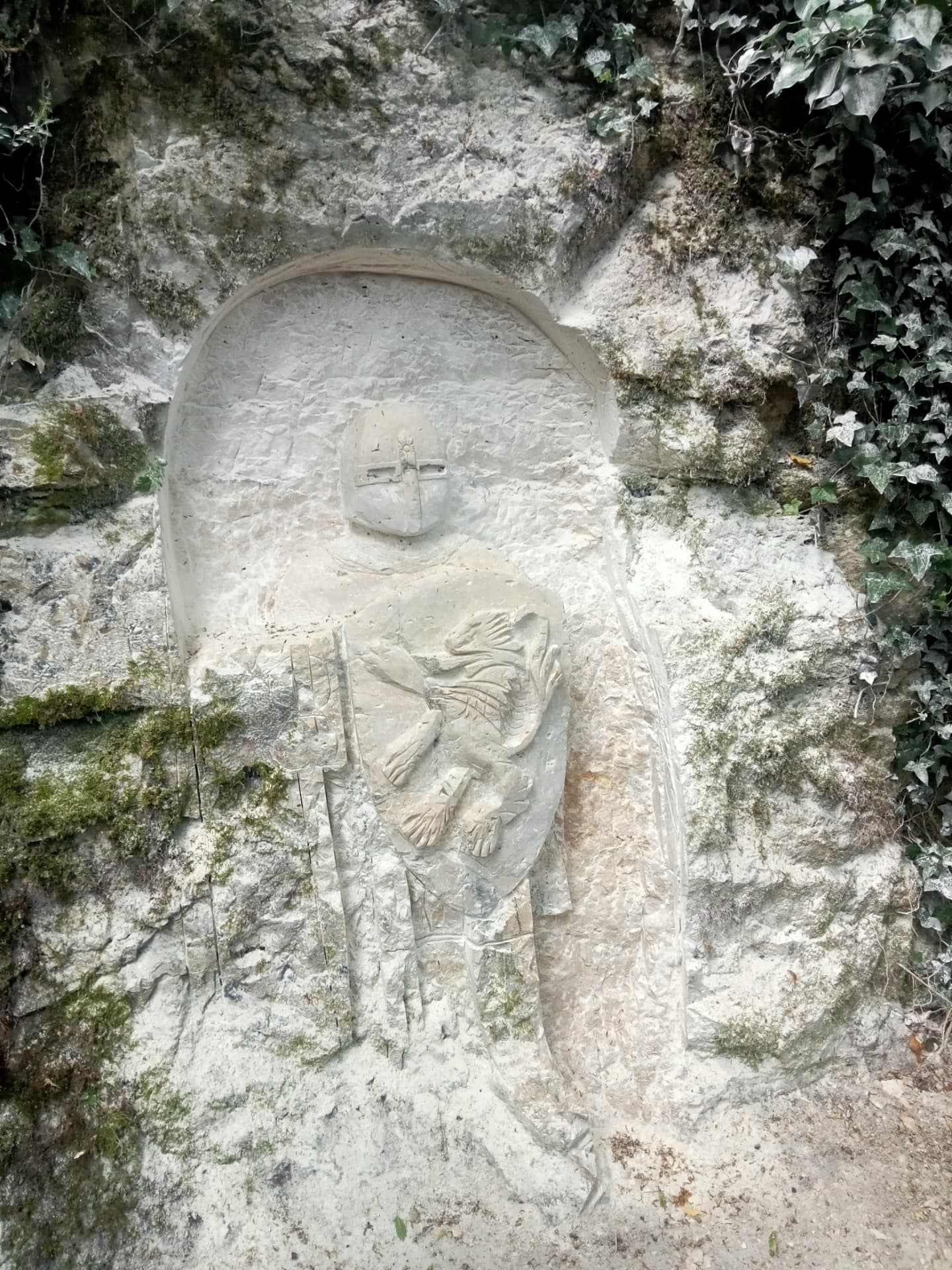 Bas-relief d'un chevalier en cotte de mailles avec un écu au lion
