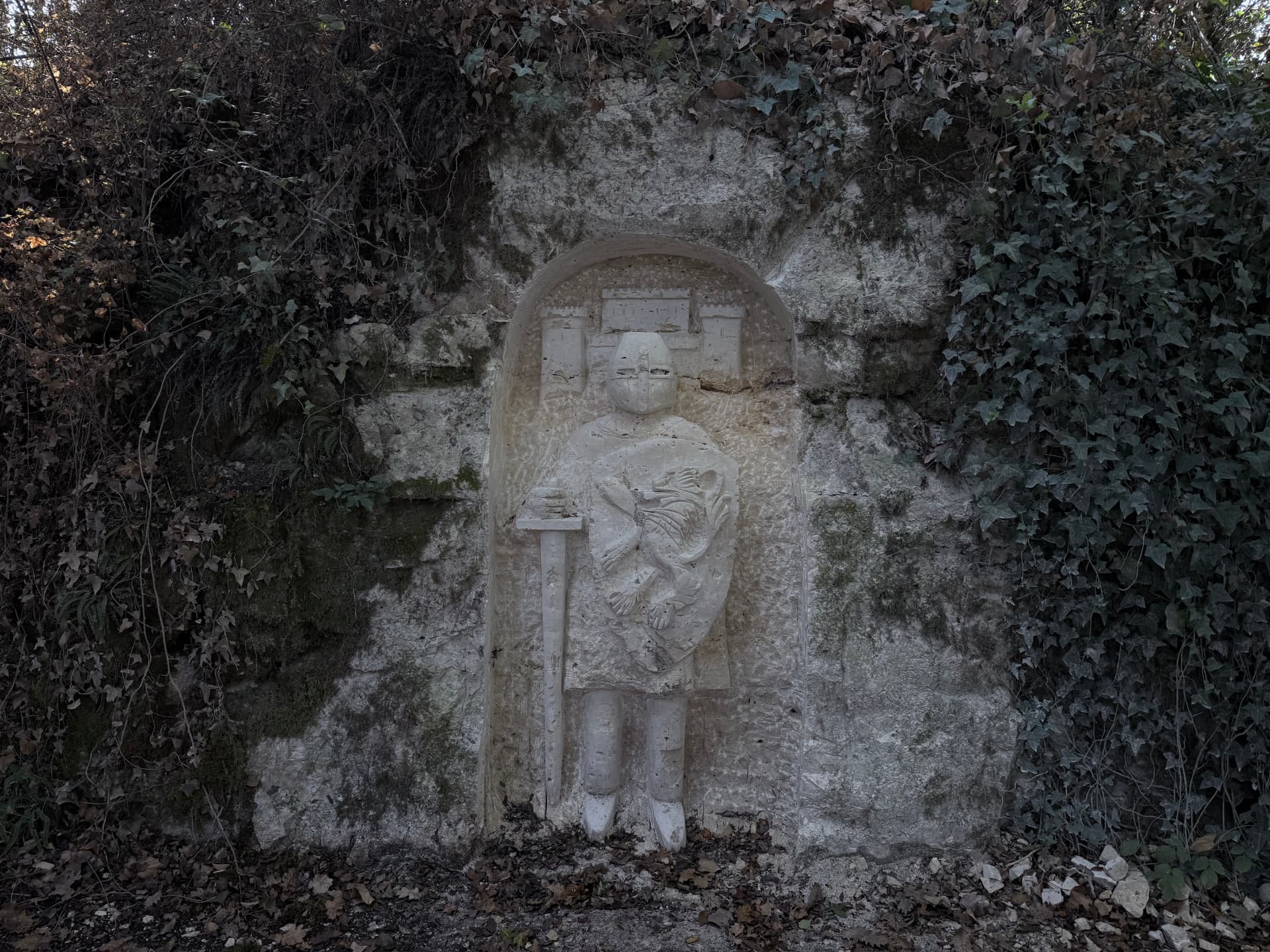 Bas-relief d'un chevalier en cotte de mailles avec un écu au lion
