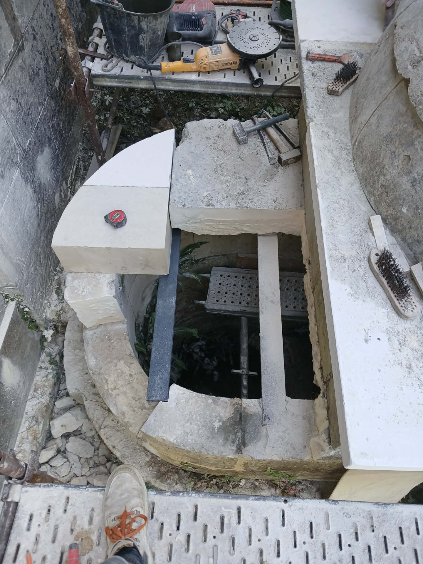Outils de tailleur de pierre et blocs neufs sur le chantier