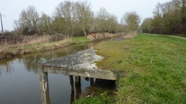 Ancien quai de pierre en bord du canal de la Bridoire, vestige du chargement des pierres de carrière