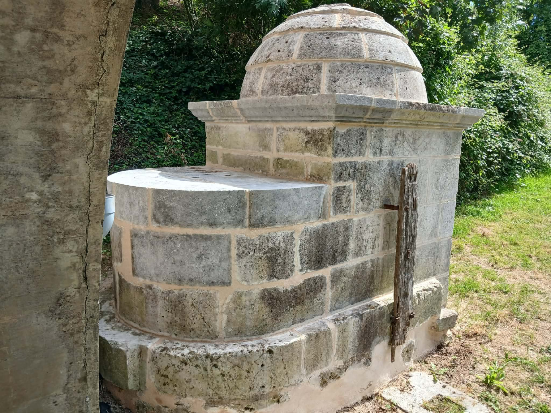 Détail des pierres de taille et des moulures de la fontaine restaurée