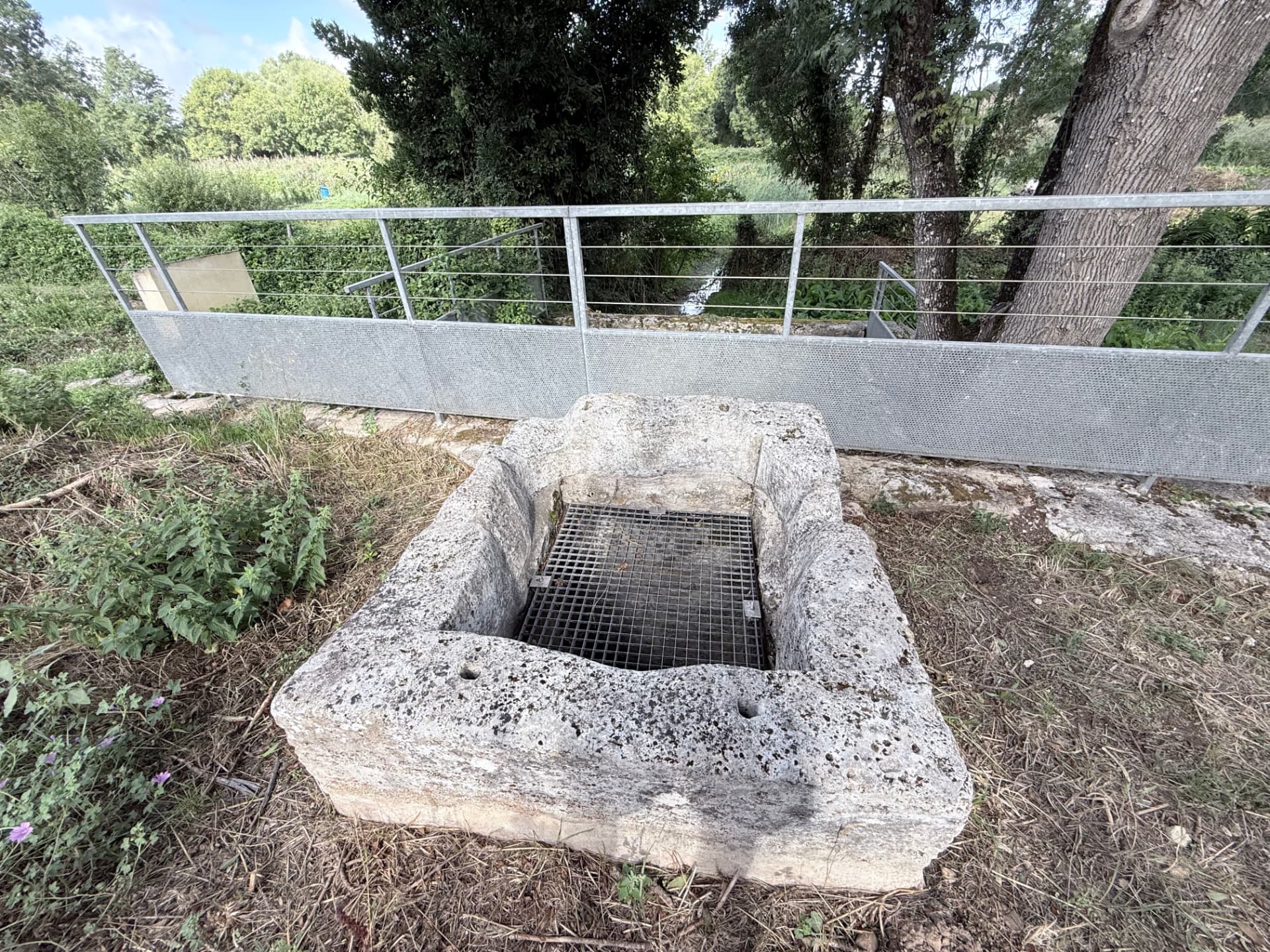 Bac de pierre monolithe près du lavoir du Merzaud