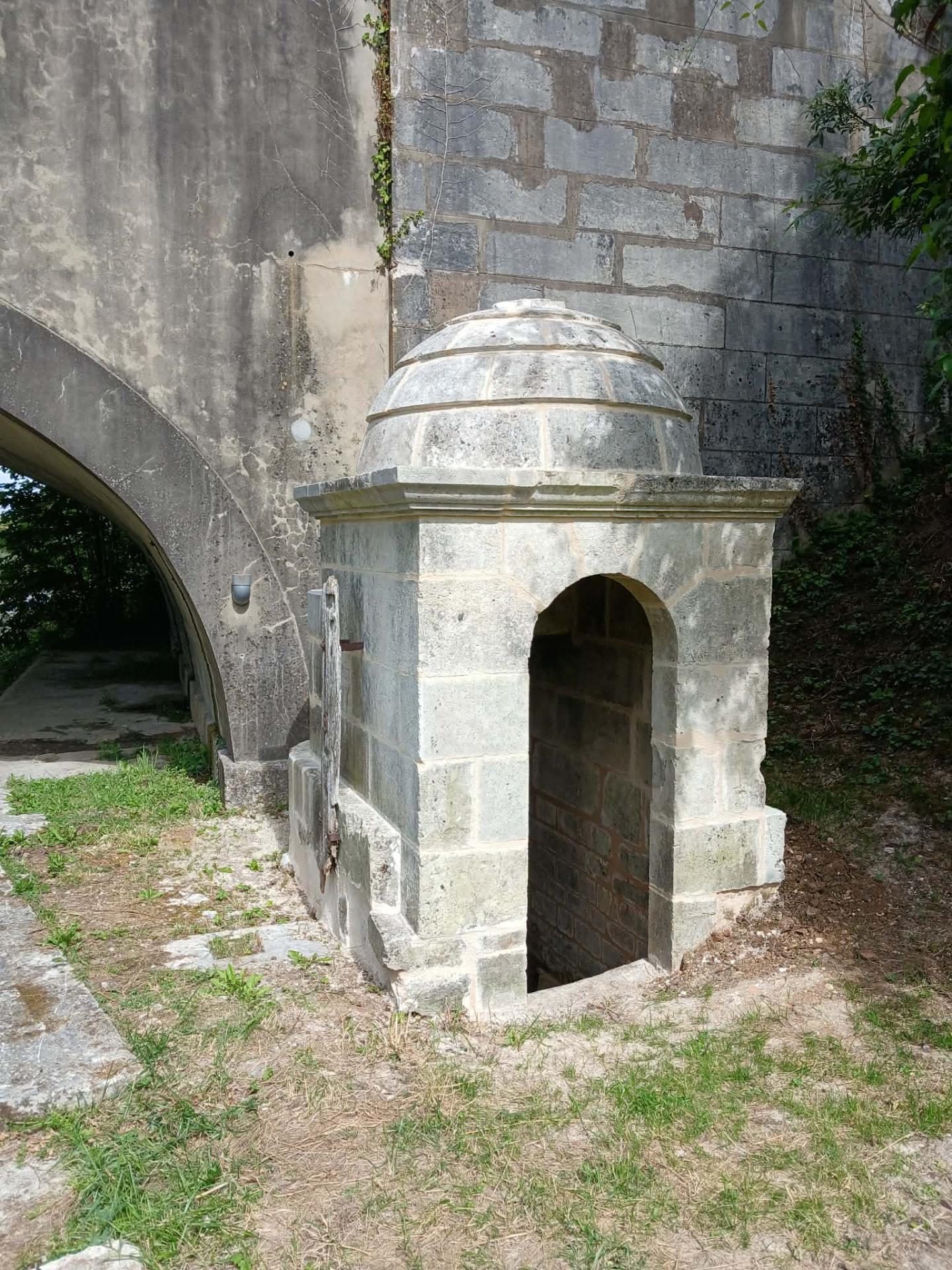 La fontaine Charles restaurée, vue de trois quarts, au pied du pont
