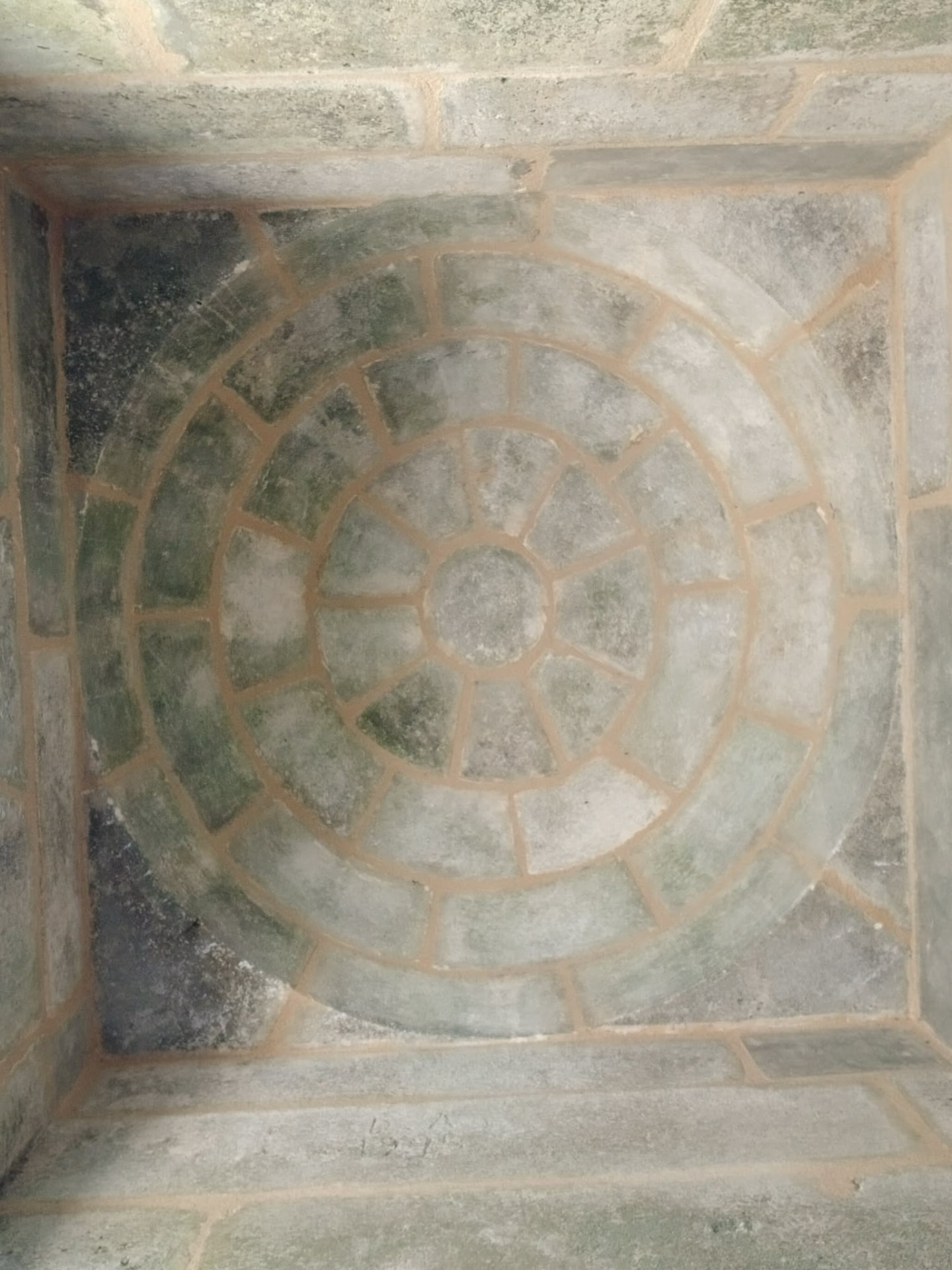 Vue intérieure de la coupole de pierre appareillée en cercles