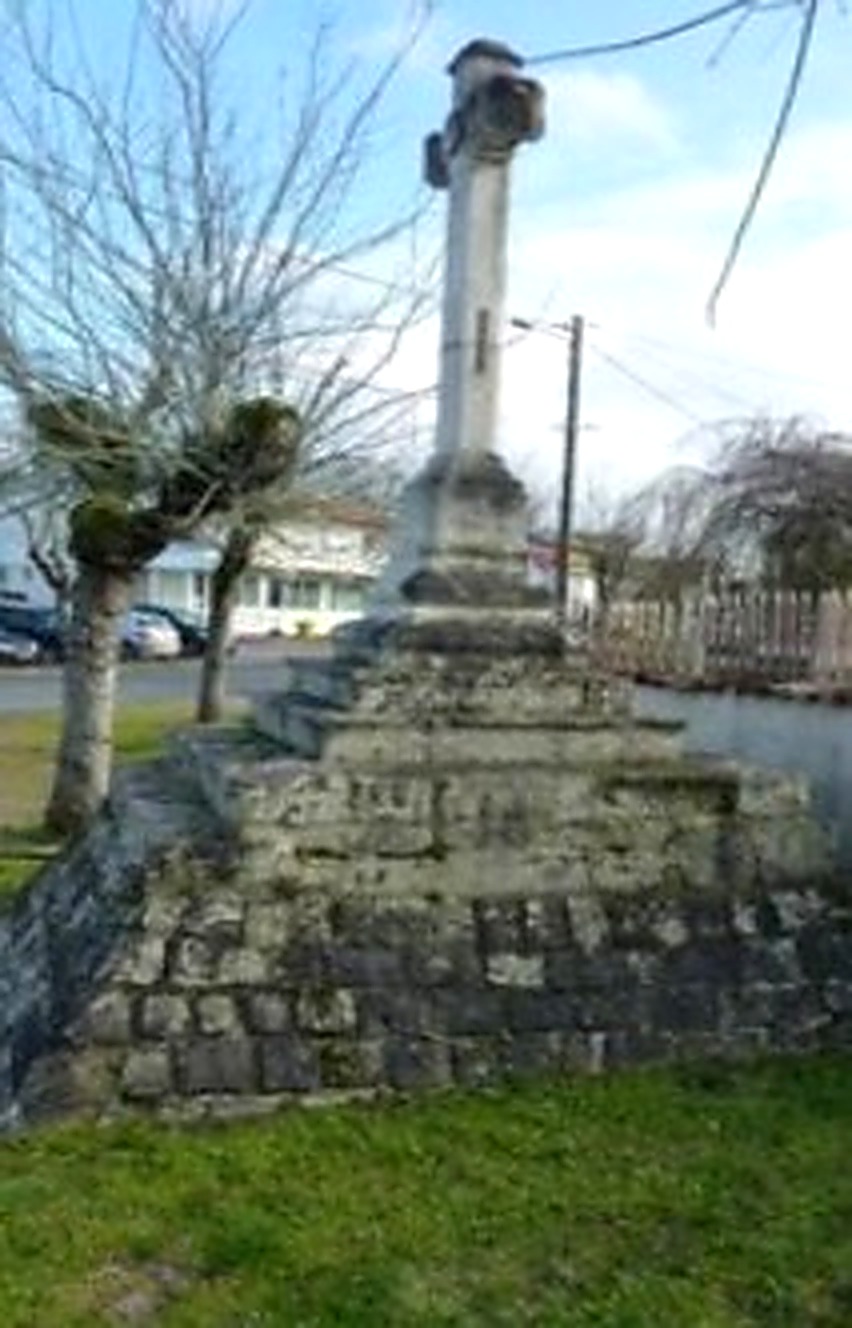 Le Crucifix de la rue du Moulin Saint-Saturnin à Saint-Agnant (Petit patrimoine, Déplacé en 1933)